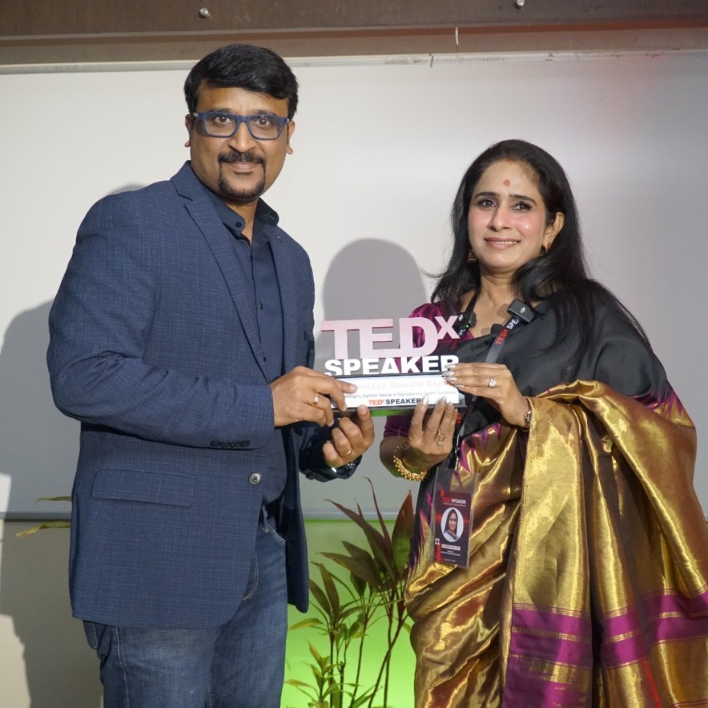 Dr. Sandya Dsilva receiving the TEDx Speaker award
